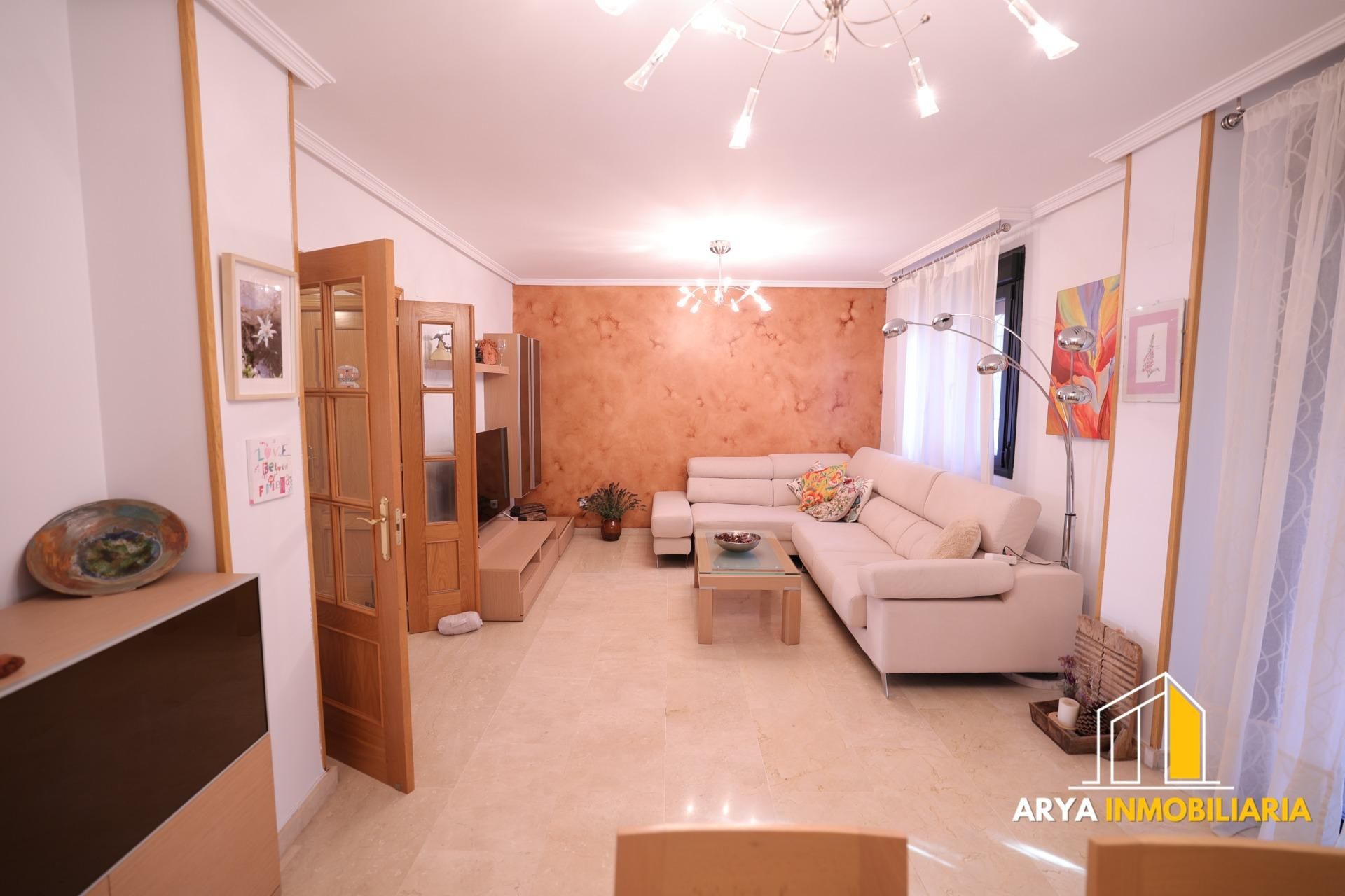 Sala d'estar de Casa adosada en venda en Loeches amb Calefacció, Jardí privat i Piscina comunitària