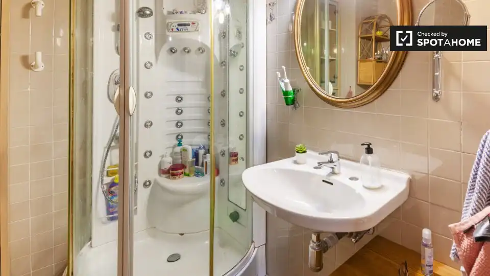 Bathroom of Flat for rent in Bilbao   with Air Conditioner, Heating and Furnished