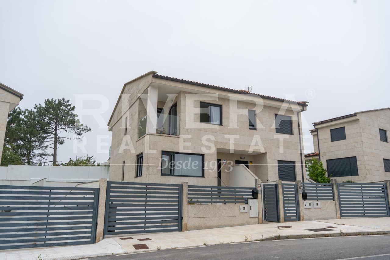 Vista exterior de Casa adosada en venta en Sanxenxo con Calefacción, Jardín privado y Terraza