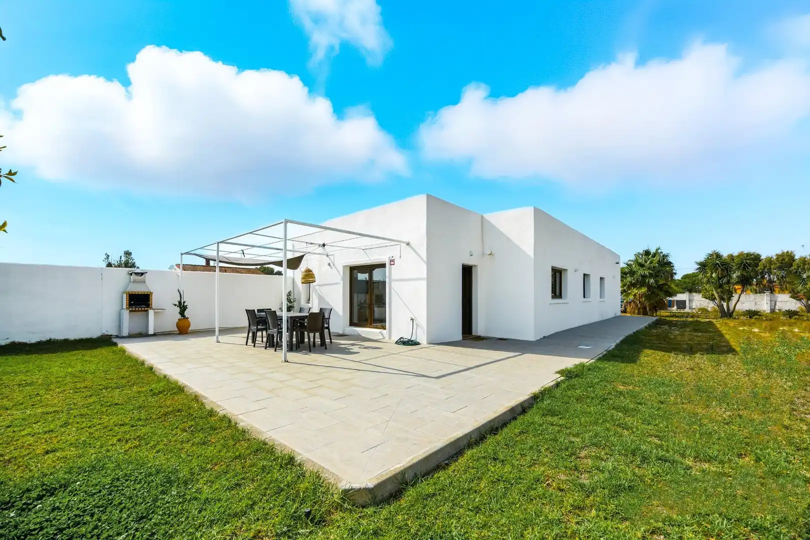 Vista exterior de Casa o xalet en venda en Chiclana de la Frontera amb Jardí privat, Traster i Piscina