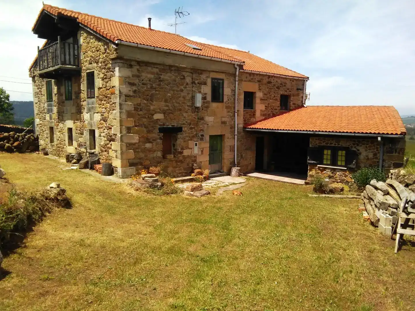 Vista exterior de Casa o chalet en venta en Alfoz de Bricia con Balcón