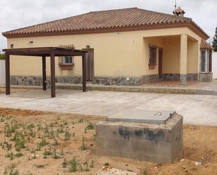 Vista exterior de Casa o xalet en venda en Chiclana de la Frontera amb Aire condicionat, Jardí privat i Terrassa