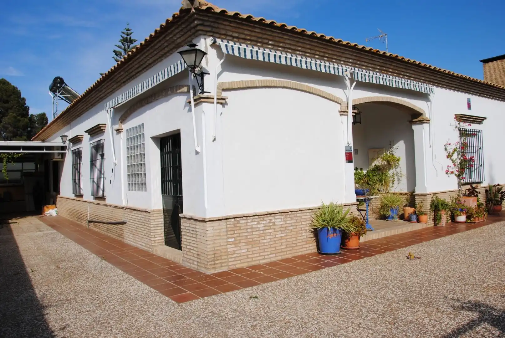 Vista exterior de Casa o xalet en venda en Espartinas amb Aire condicionat, Calefacció i Jardí privat