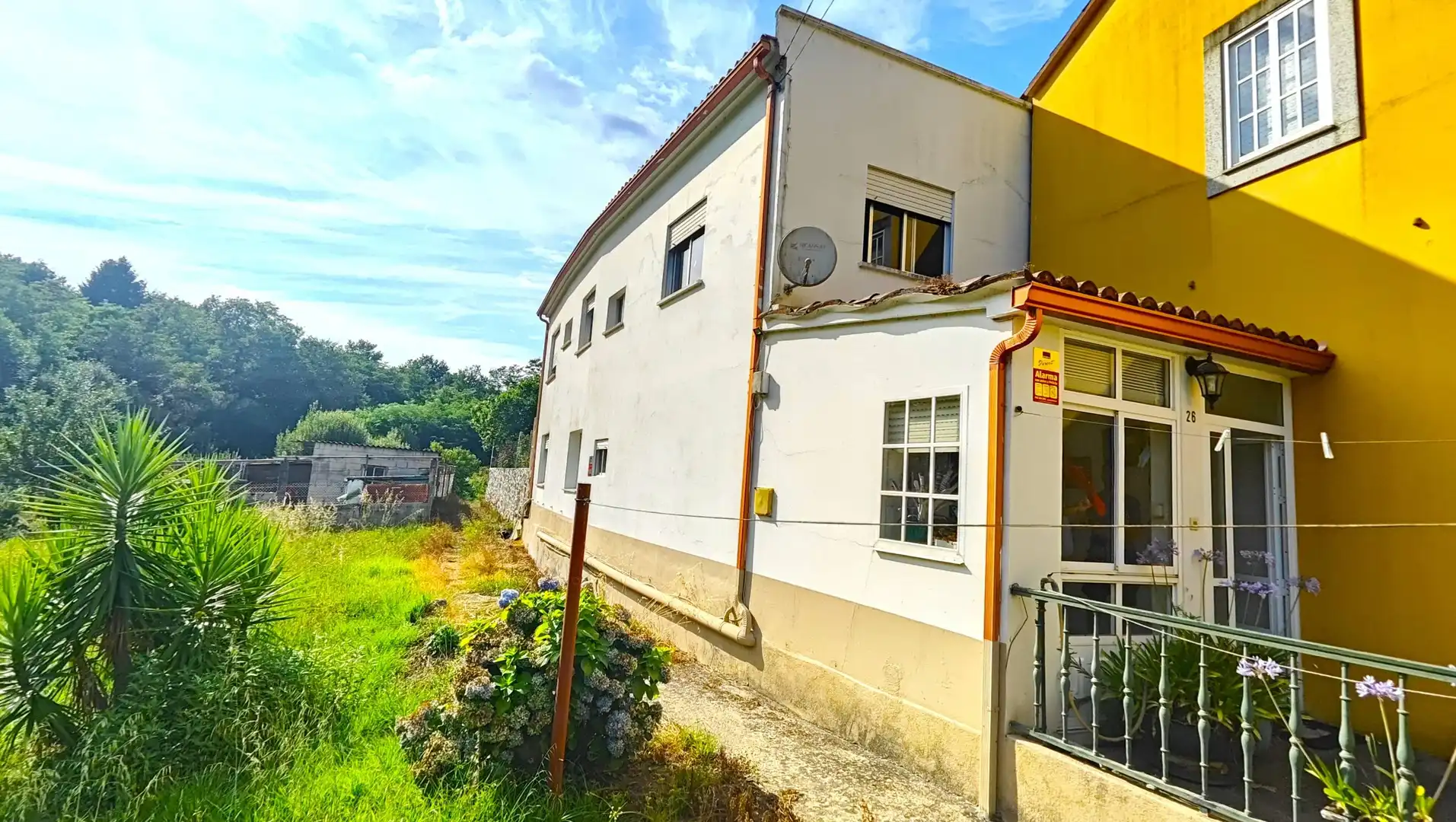 Vista exterior de Casa o xalet en venda en Santiago de Compostela  amb Jardí privat i Moblat