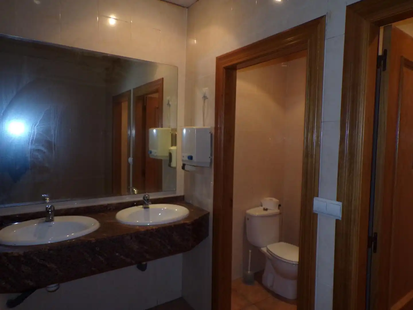 Bathroom of Commercial properties for sale in Castellón de la Plana / Castelló de la Plana  with Air Conditioner, Terrace and Furnished