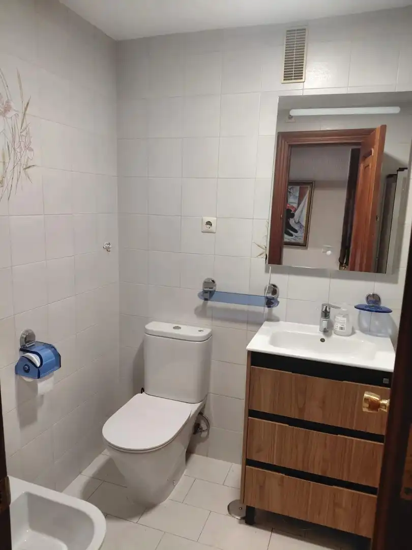 Baño de Piso en venta en Fuengirola con Terraza, Alarma y Piscina comunitaria