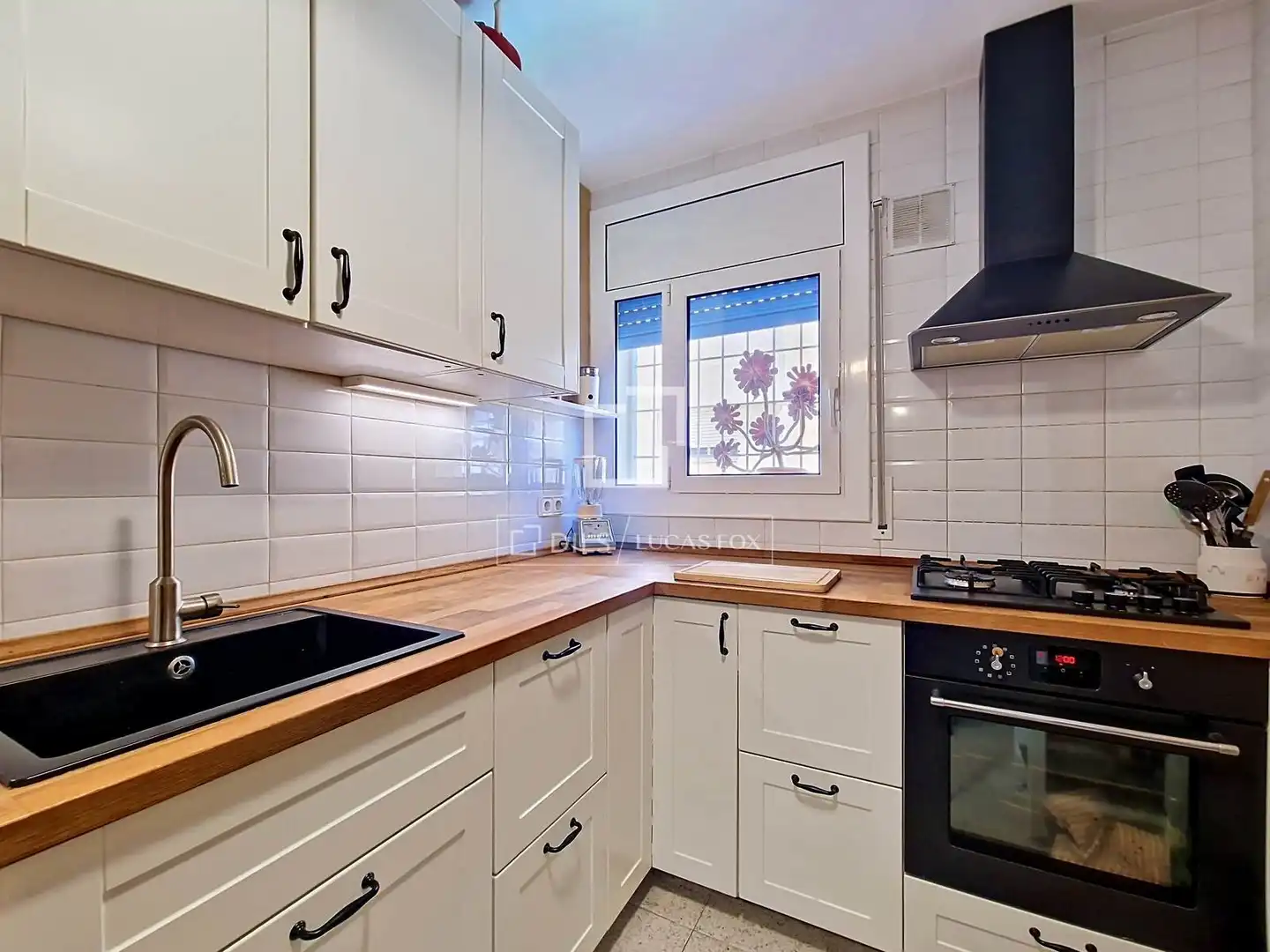 Kitchen of Flat for sale in Vilanova i la Geltrú  with Air Conditioner, Heating and Terrace