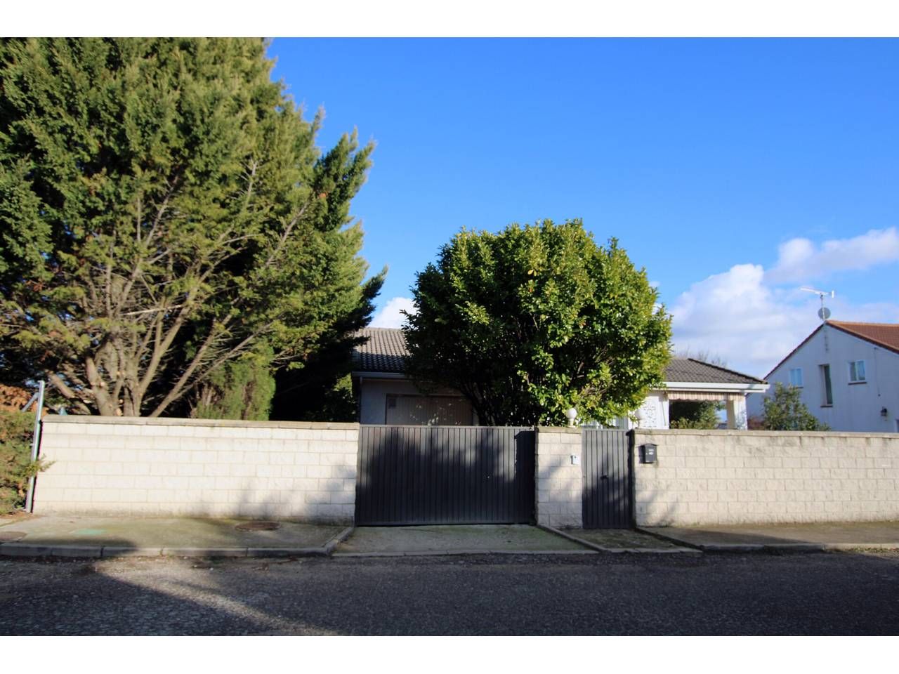 Vista exterior de Casa o xalet en venda en Trijueque amb Jardí privat, Terrassa i Piscina