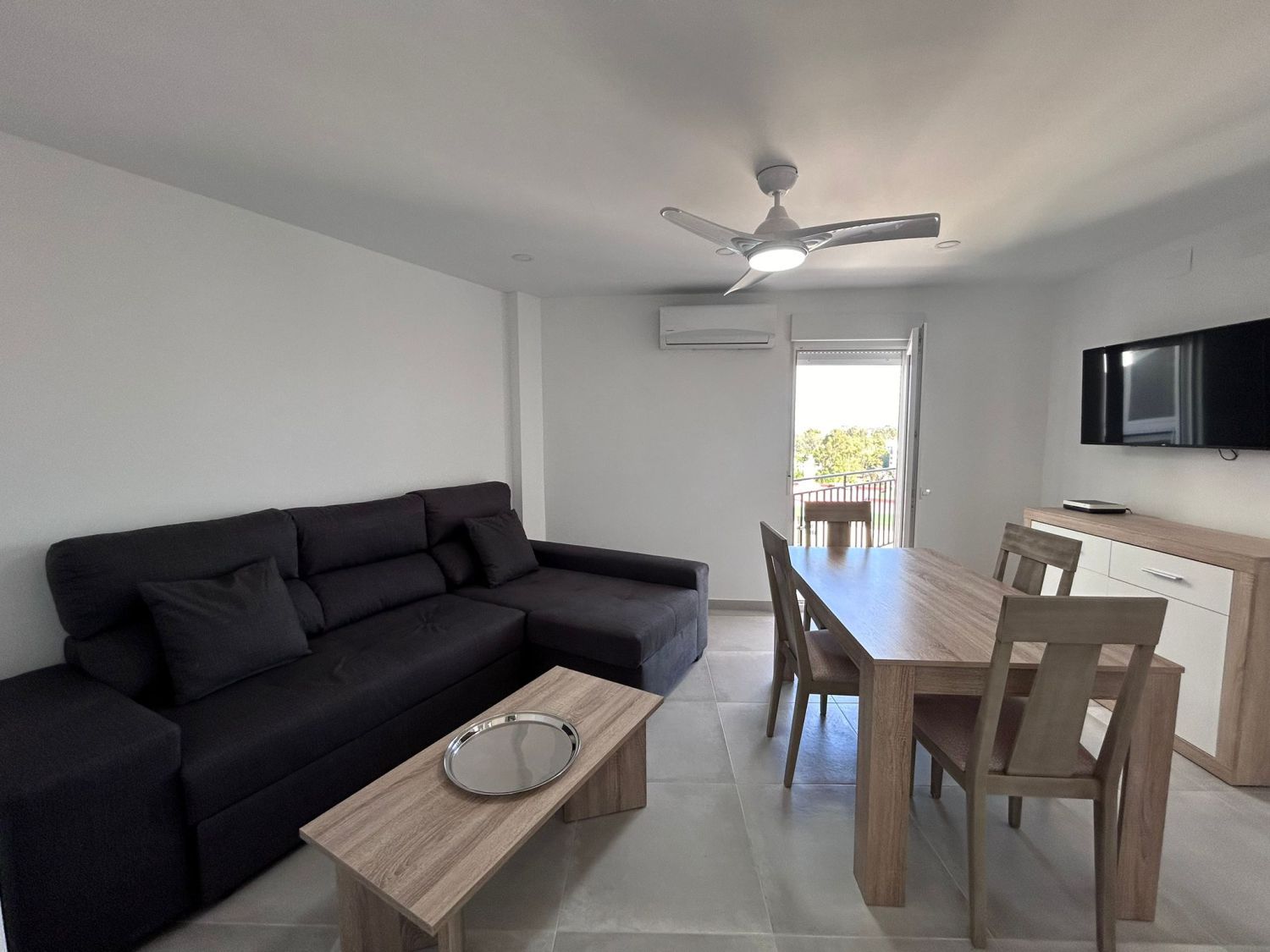 Sala d'estar de Apartament de lloguer en Torremolinos amb Aire condicionat i Terrassa
