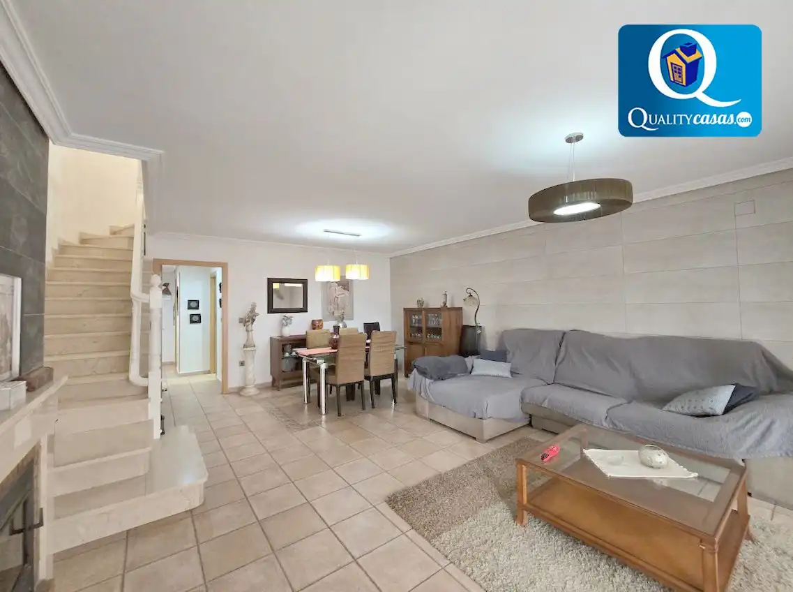 Sala d'estar de Casa o xalet en venda en Alicante / Alacant amb Aire condicionat, Terrassa i Piscina comunitària