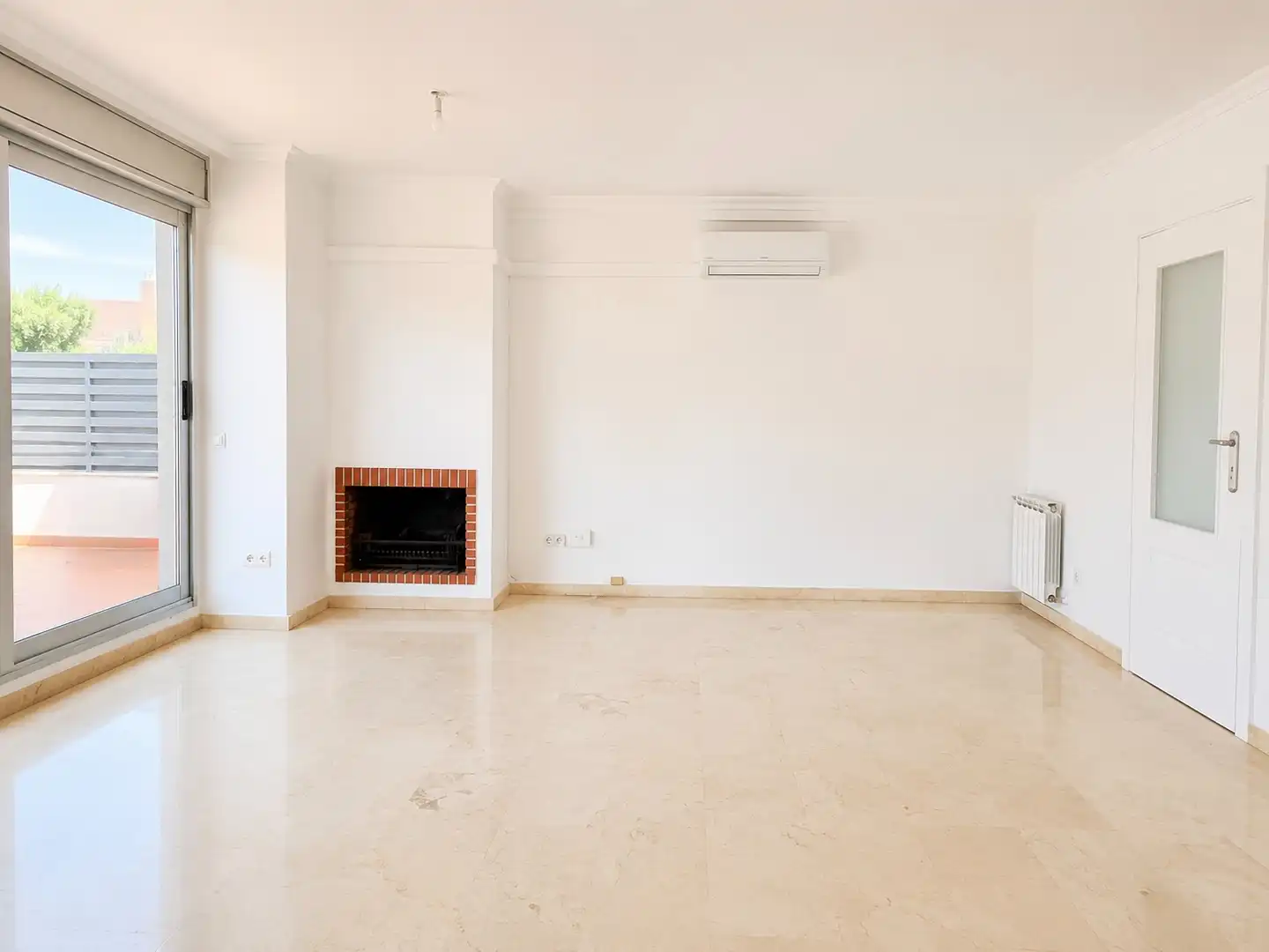 Sala de estar de Casa adosada de alquiler en Sant Feliu de Llobregat con Aire acondicionado, Calefacción y Jardín privado