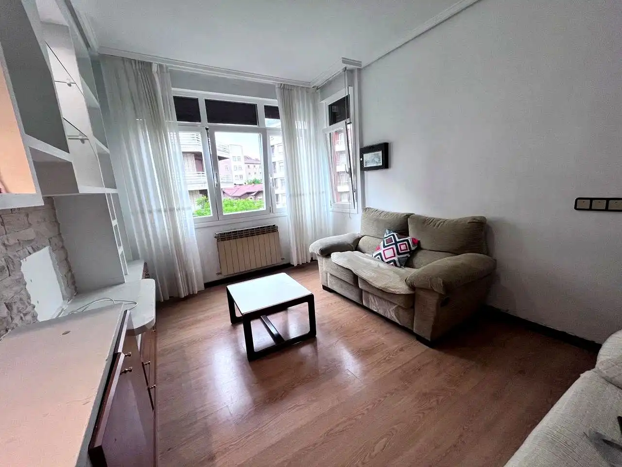 Sala de estar de Piso en venta en Vitoria - Gasteiz con Calefacción, Trastero y Amueblado