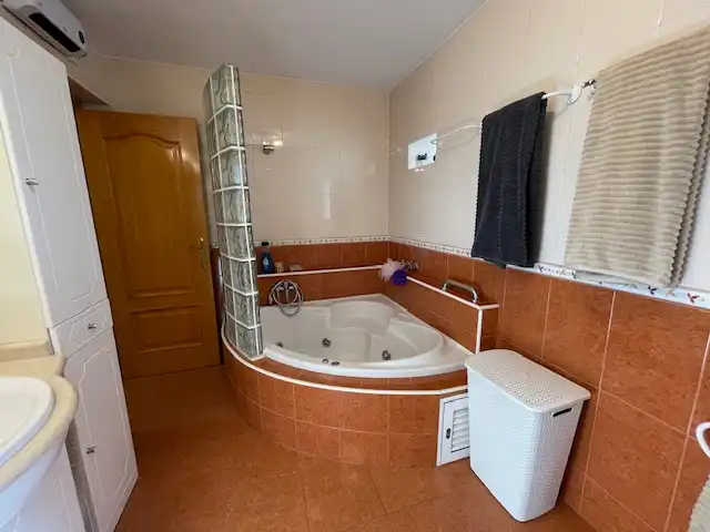 Bany de Casa o xalet en venda en Alicante / Alacant amb Aire condicionat, Calefacció i Jardí privat