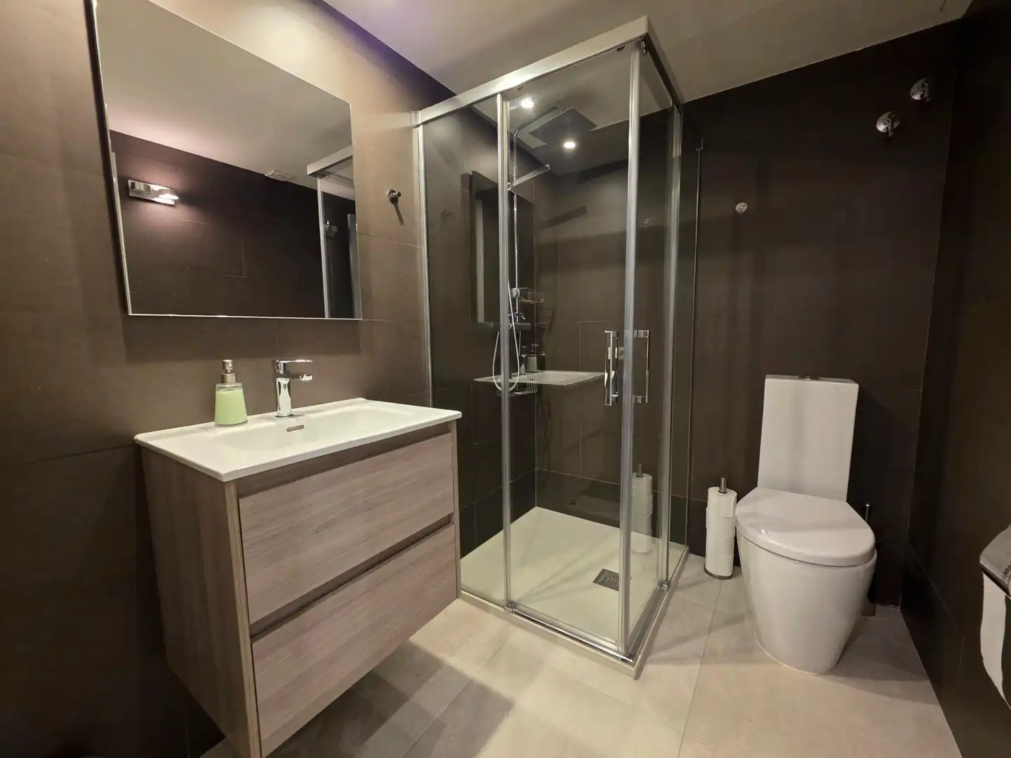 Badezimmer von Erdgeschoss zum Verkauf in Barcelona mit Parkett