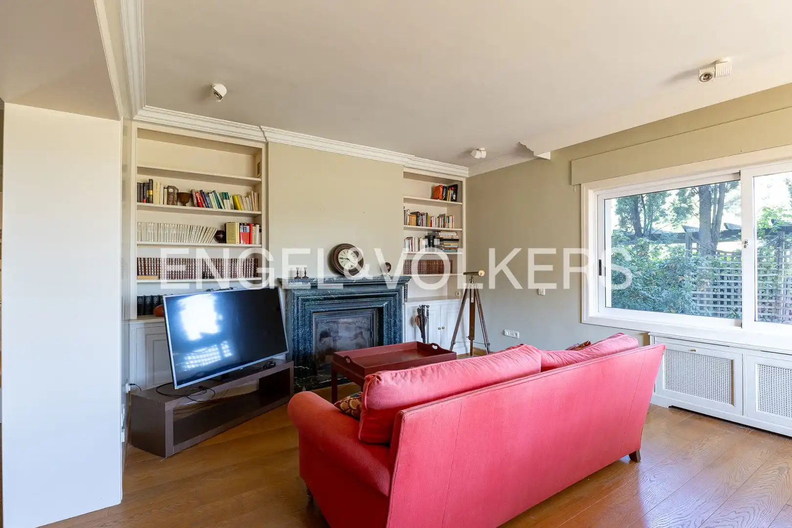 Sala d'estar de Casa o xalet en venda en Majadahonda amb Aire condicionat, Calefacció i Jardí privat