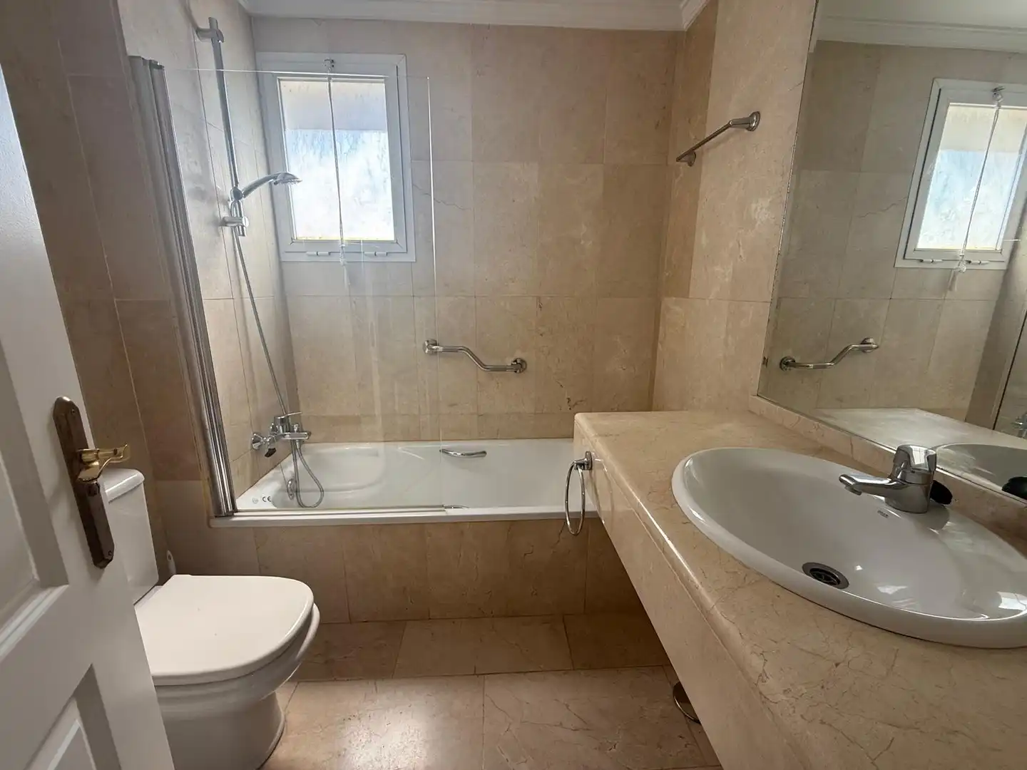 Bany de Planta baixa de lloguer en Marbella amb Aire condicionat, Terrassa i Piscina