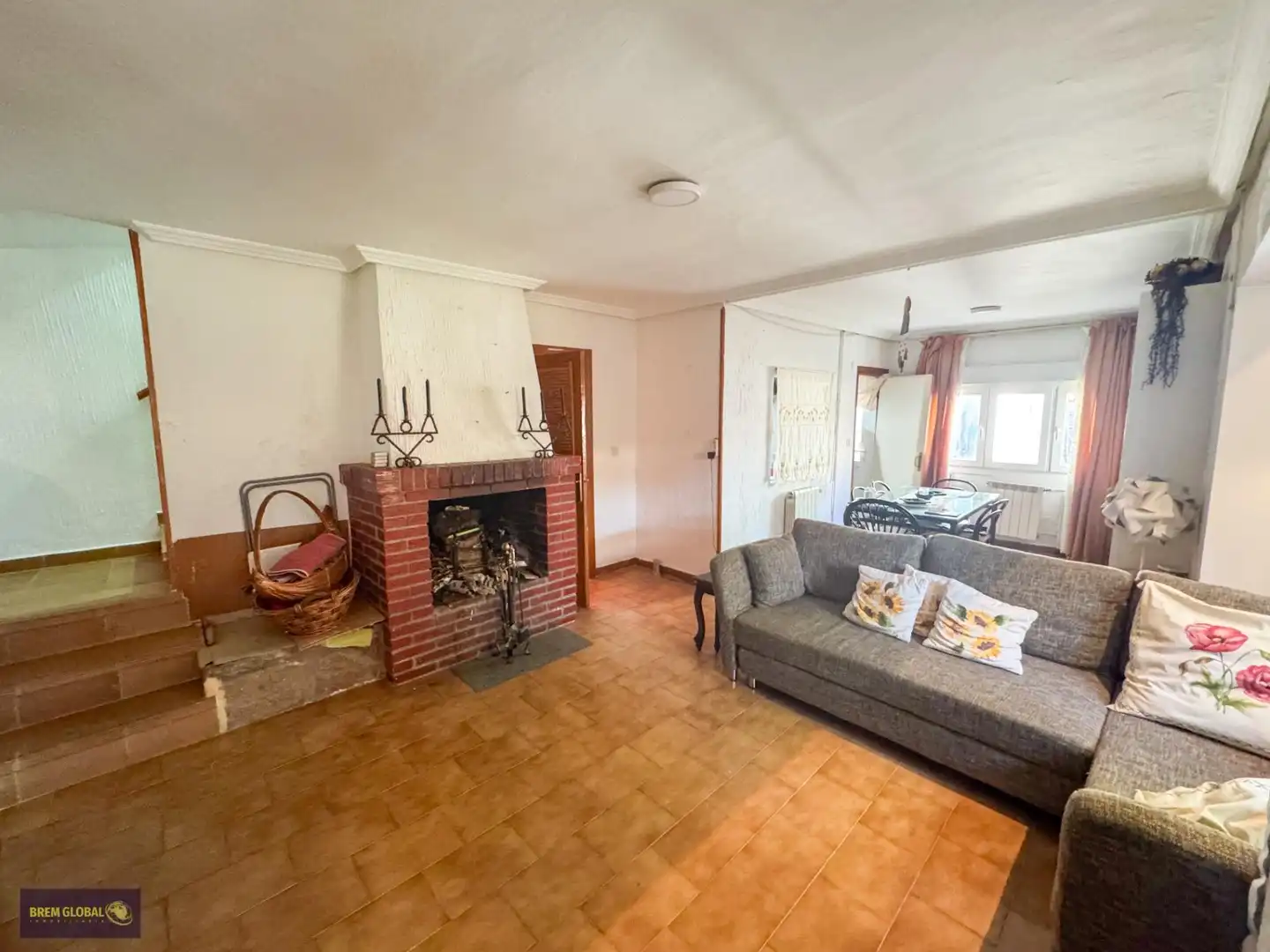 Sala d'estar de Casa adosada en venda en Buitrago del Lozoya amb Jardí privat, Traster i Moblat