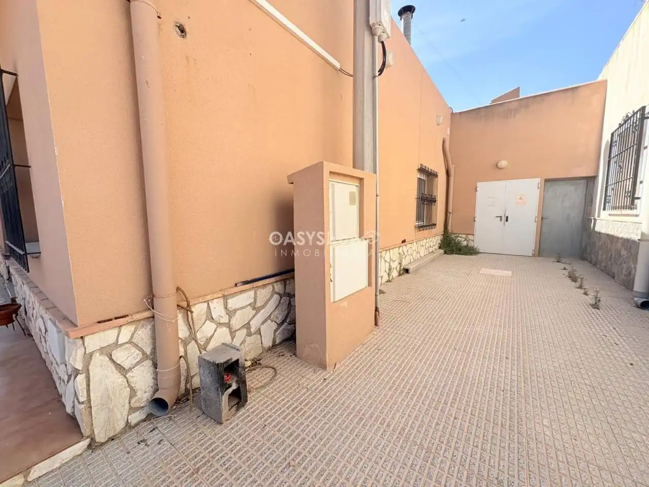 Vista exterior de Local en venda en La Manga del Mar Menor amb Alarma