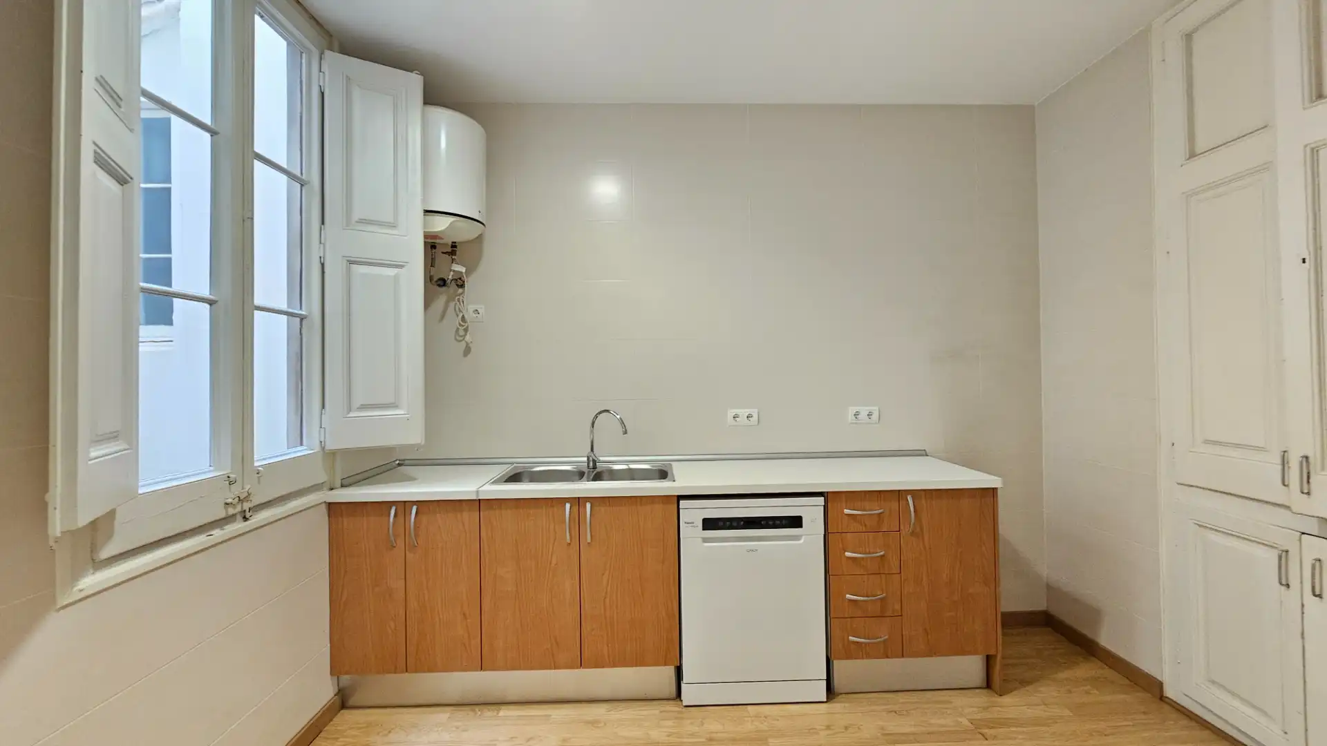 Küche von Büro zur Miete in Barcelona mit Klimaanlage, Heizung und Balkon