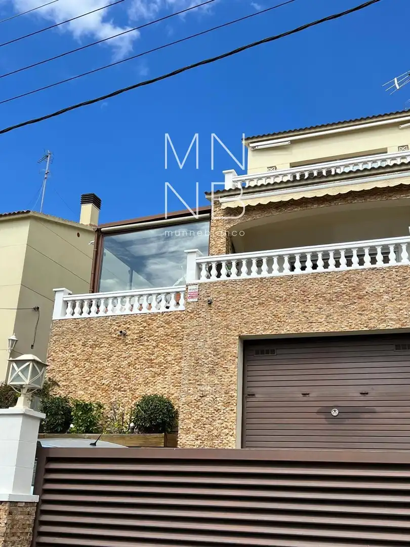 Vista exterior de Casa o xalet en venda en Malgrat de Mar amb Aire condicionat, Calefacció i Traster