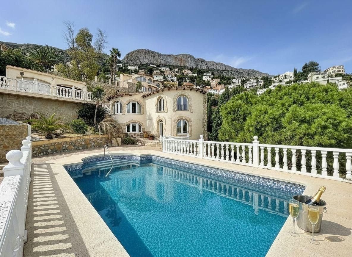 Vista exterior de Casa o chalet en venta en Calpe / Calp con Calefacción, Jardín privado y Piscina