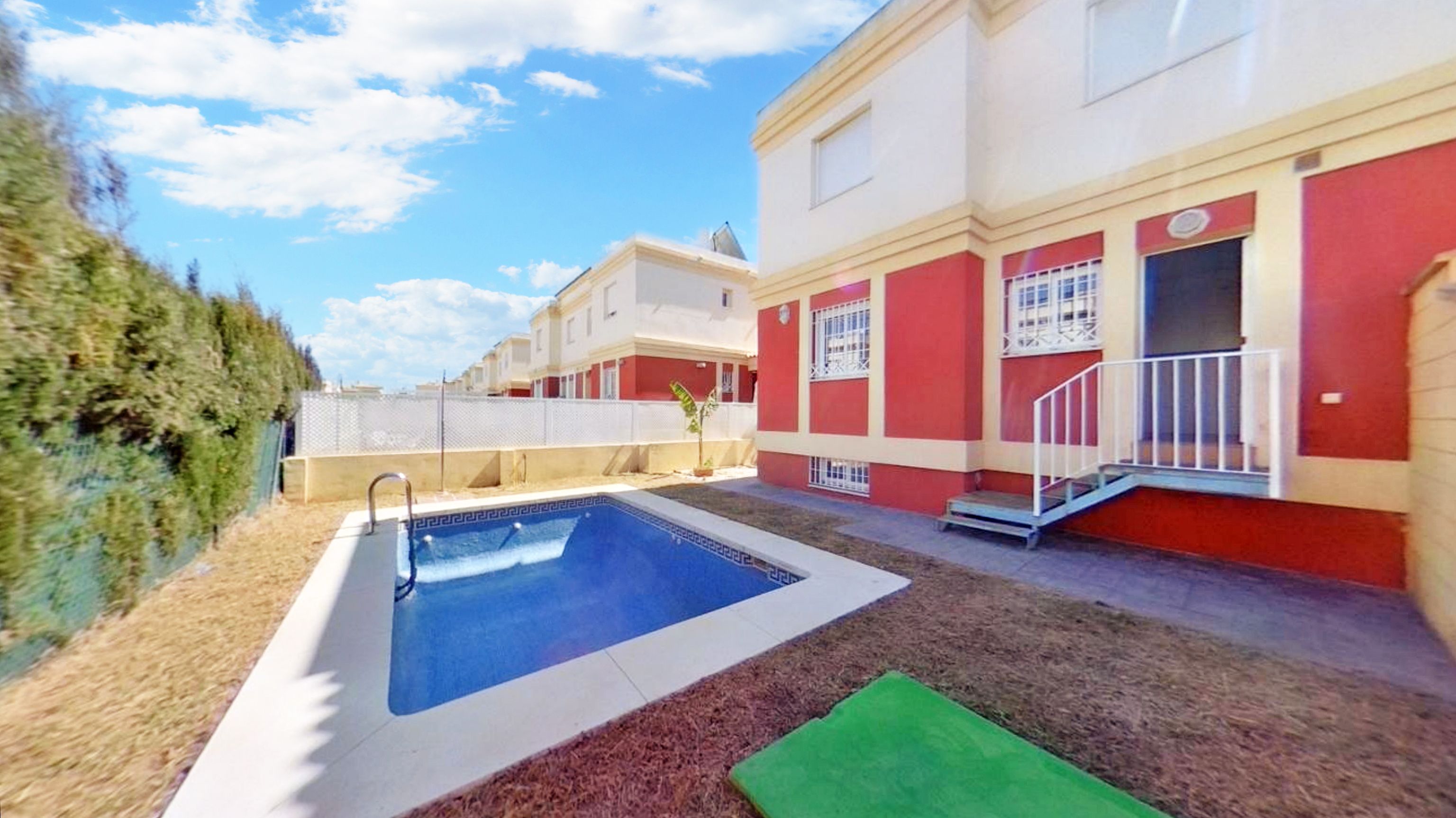 Vista exterior de Casa adosada en venta en Alhaurín de la Torre con Jardín privado, Terraza y Piscina