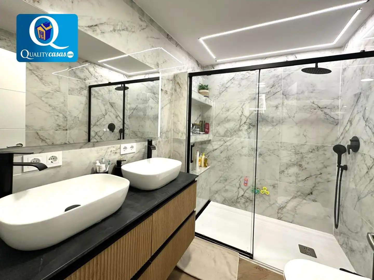 Baño de Ático de alquiler en El Campello con Aire acondicionado y Terraza