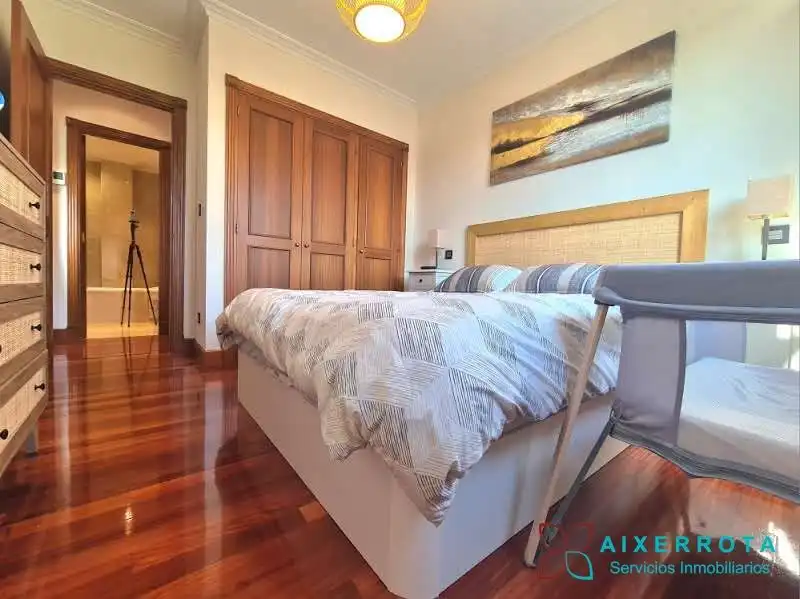 Dormitori de Apartament de lloguer en Getxo  amb Calefacció, Terrassa i Traster