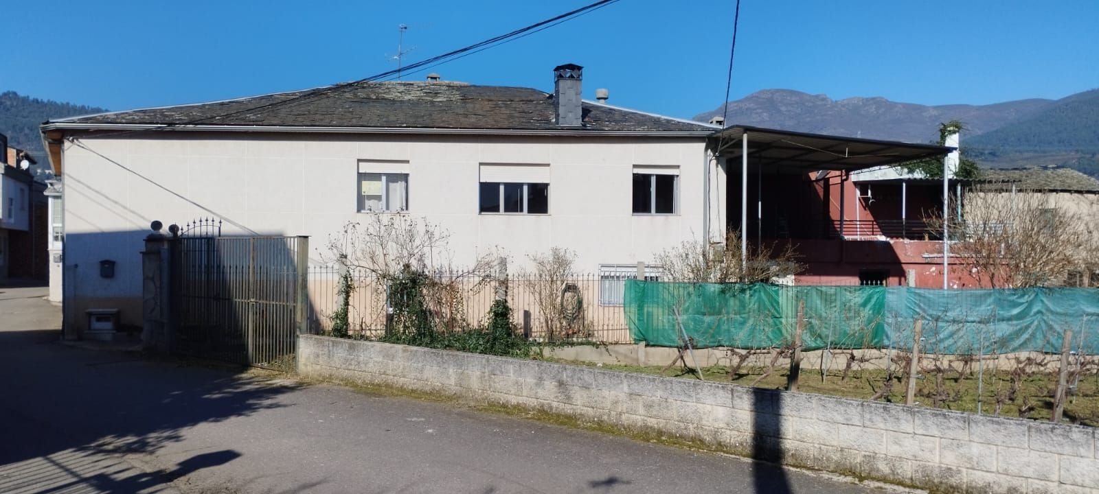 Vista exterior de Casa o xalet en venda en A Rúa  amb Jardí privat, Terrassa i Traster