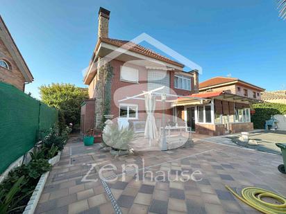 Exterior view of House or chalet for sale in Mejorada del Campo  with Air Conditioner, Heating and Private garden
