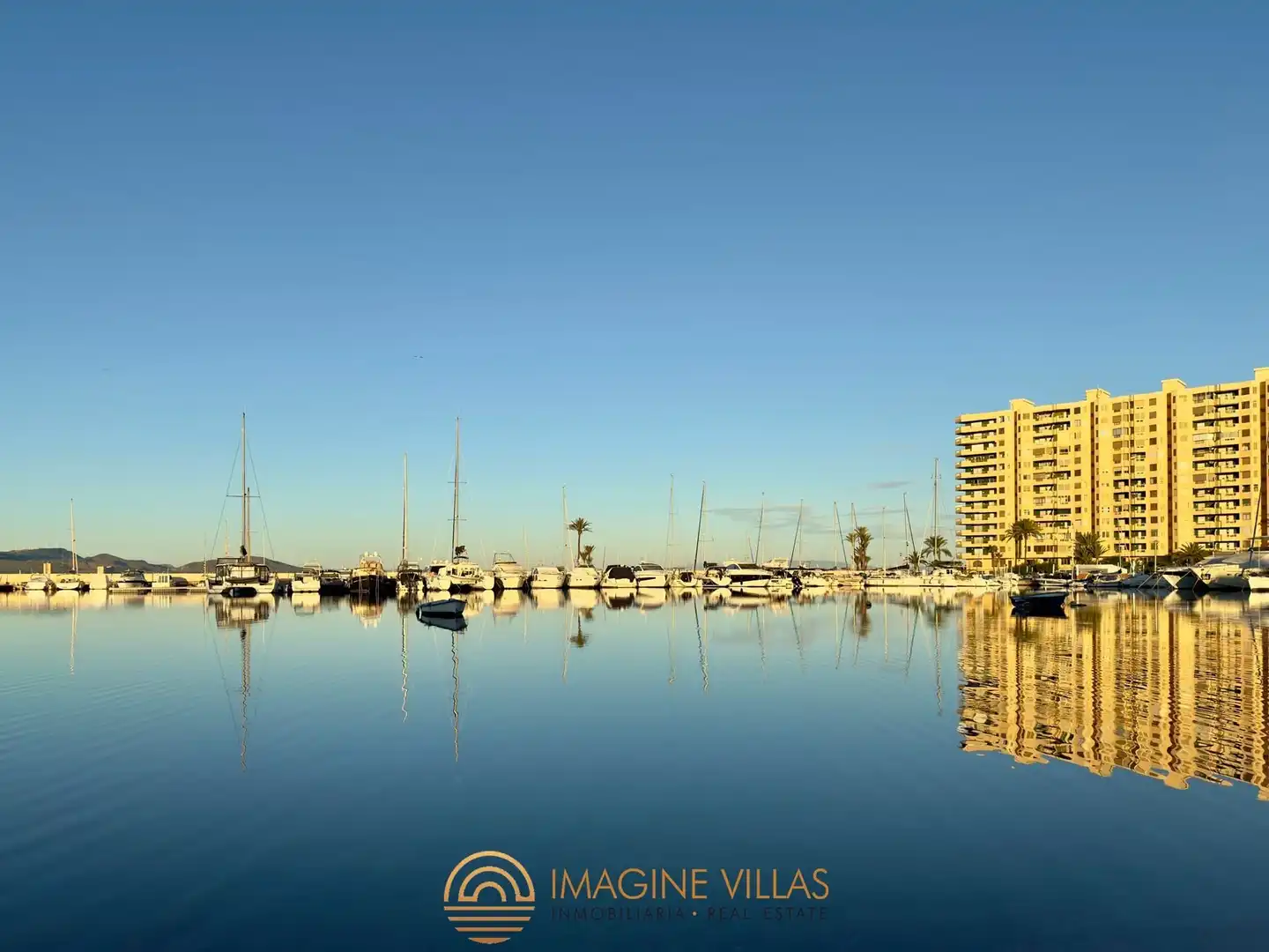 Vista exterior de Apartament en venda en La Manga del Mar Menor amb Terrassa, Moblat i Piscina comunitària