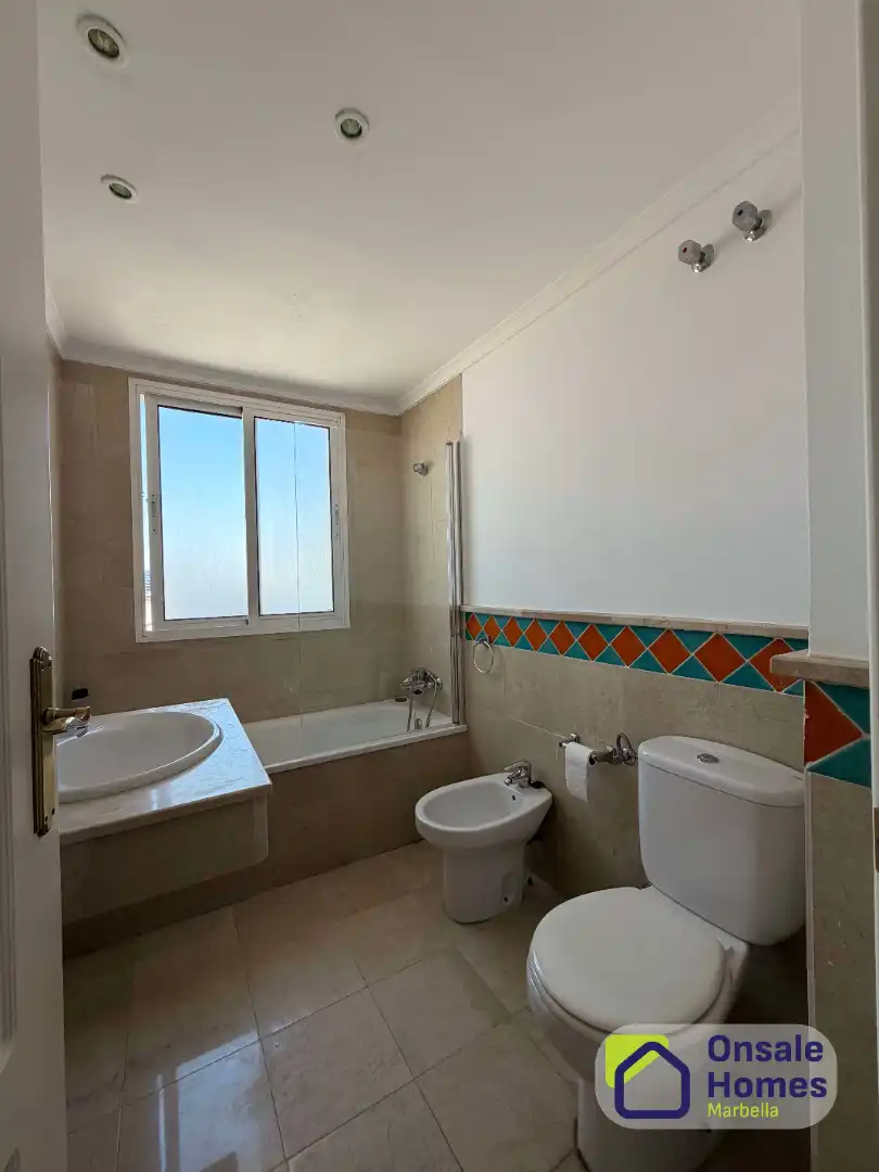 Badezimmer von Wohnungen zur Miete in Marbella mit Klimaanlage, Terrasse und Möbliert