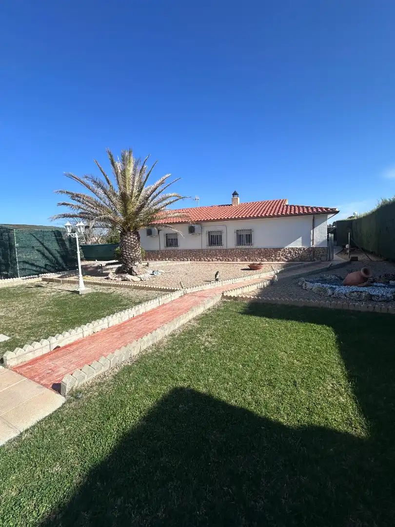 Vista exterior de Casa o chalet en venta en Illana con Aire acondicionado, Calefacción y Jardín privado