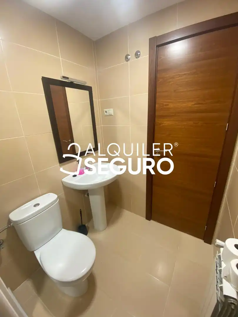 Baño de Piso de alquiler en Horche con Calefacción y Terraza