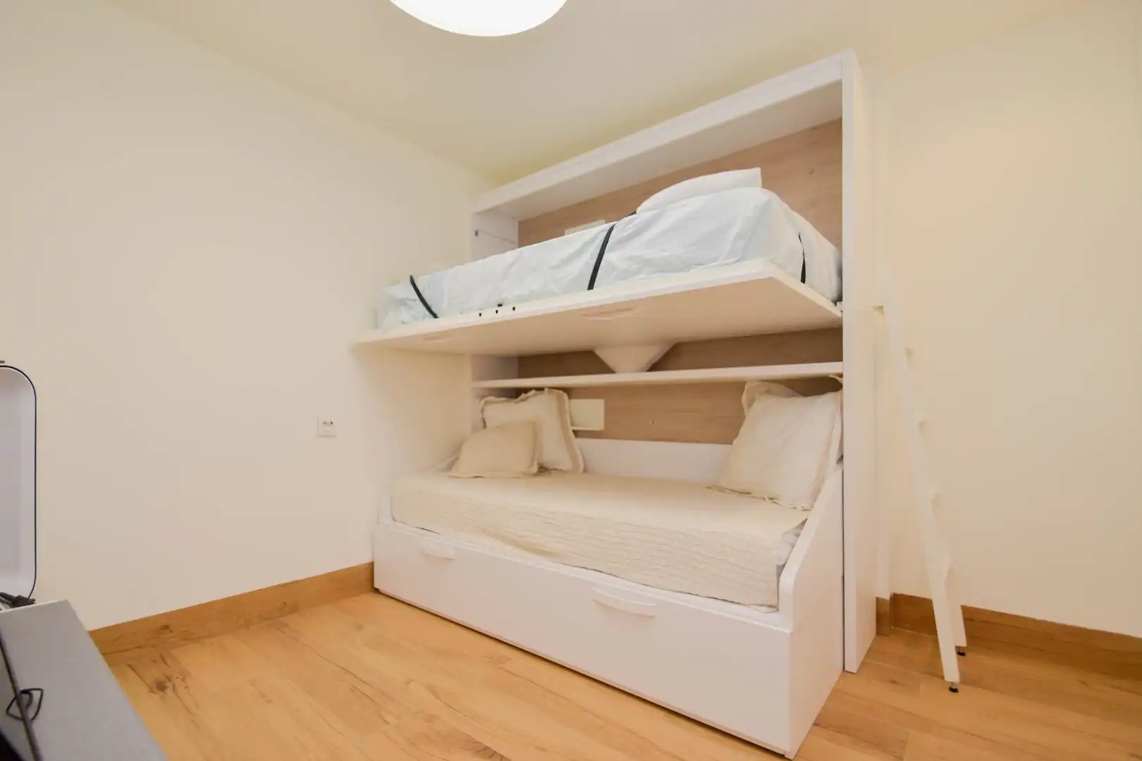 Bedroom of Flat for sale in Almuñécar  with Parquet flooring, Terrace and Furnished
