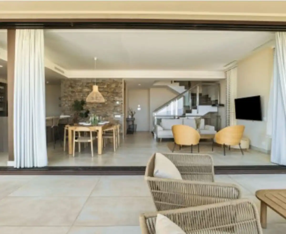 Terrasse von Einfamilien-Reihenhaus zum Verkauf in Benahavís mit Klimaanlage, Privatgarten und Terrasse