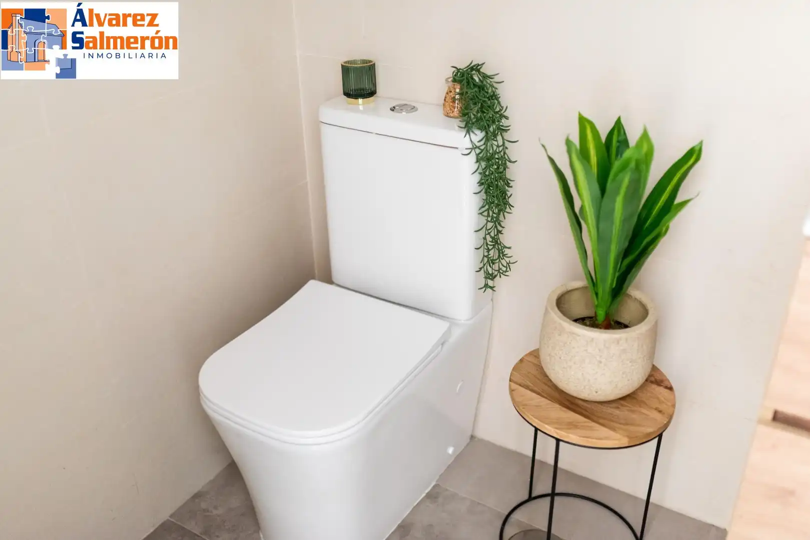 Bathroom of Study for sale in Granada  with Air Conditioner, Heating and Furnished