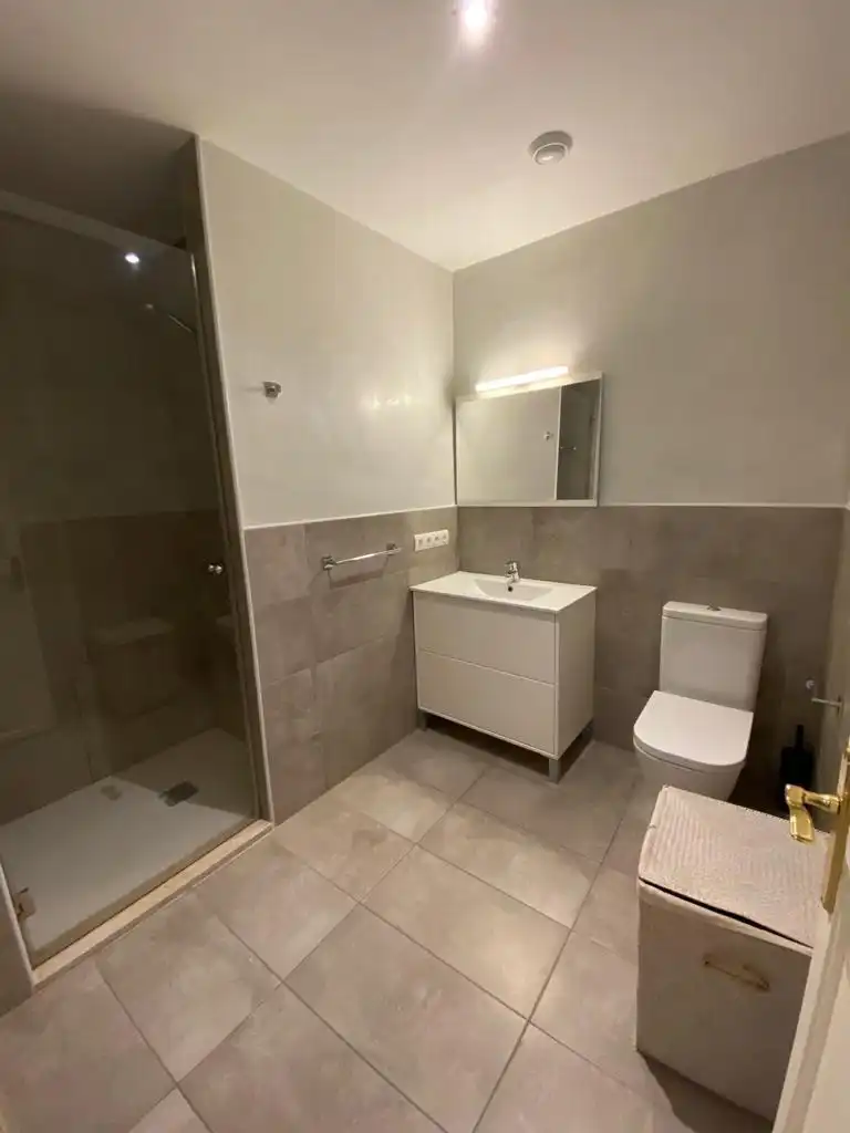 Baño de Piso de alquiler en  Palma de Mallorca con Aire acondicionado, Jardín privado y Trastero