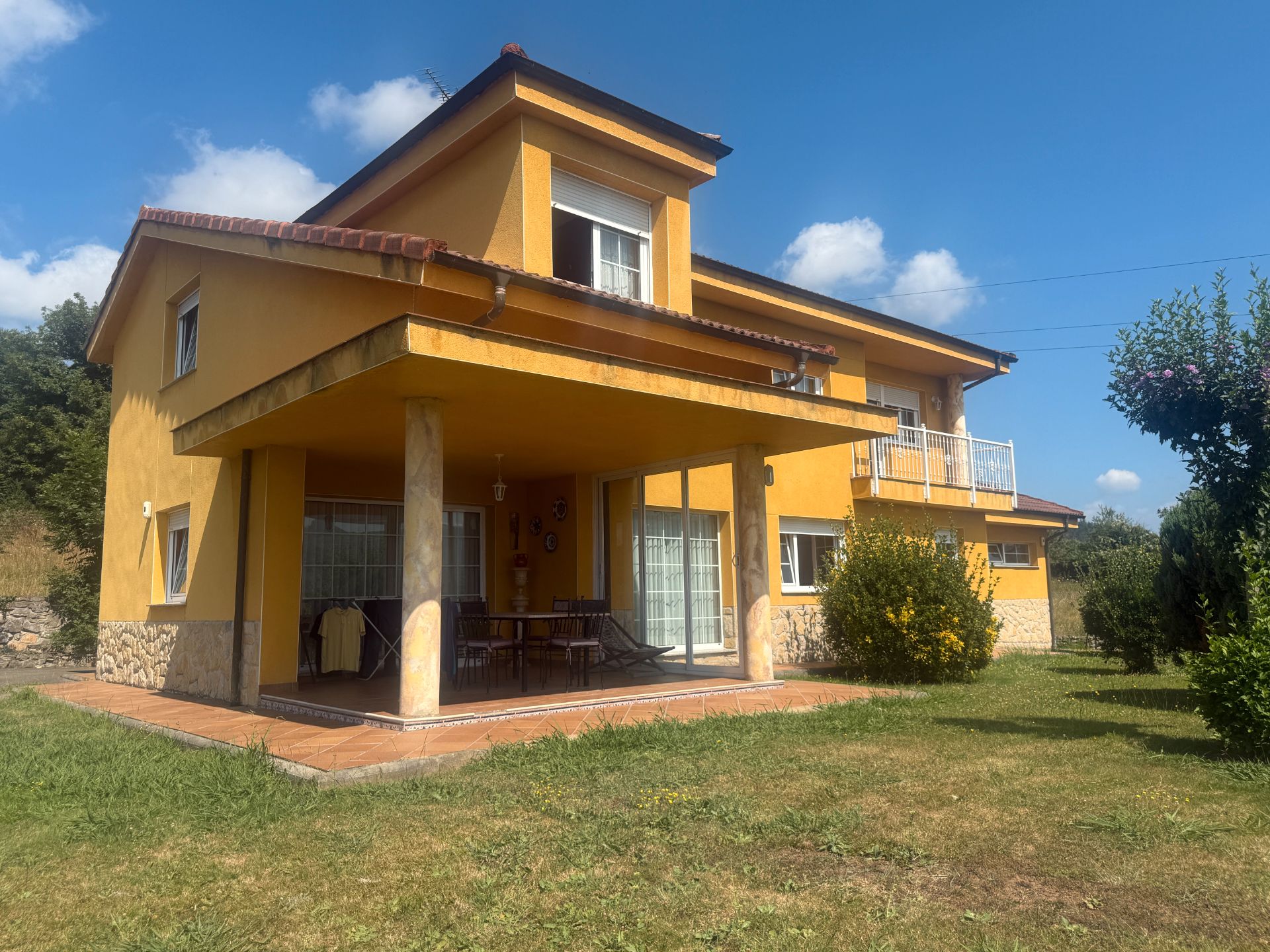 Vista exterior de Casa o xalet en venda en Las Regueras   amb Jardí privat, Terrassa i Traster