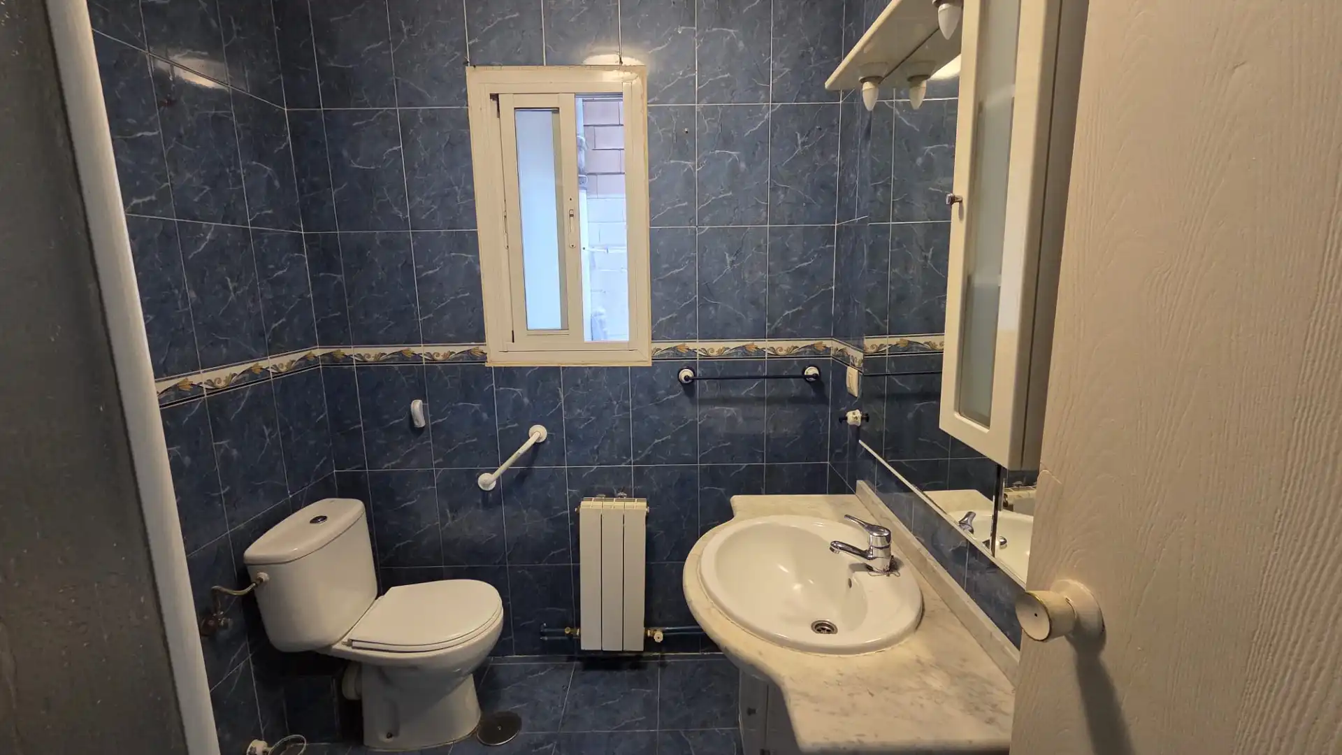 Baño de Piso en venta en Parla con Calefacción, Internet y Alarma