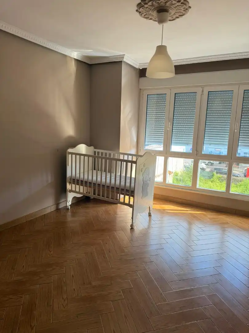 Dormitori de Casa adosada en venda en Oviedo  amb Calefacció, Parquet i Traster
