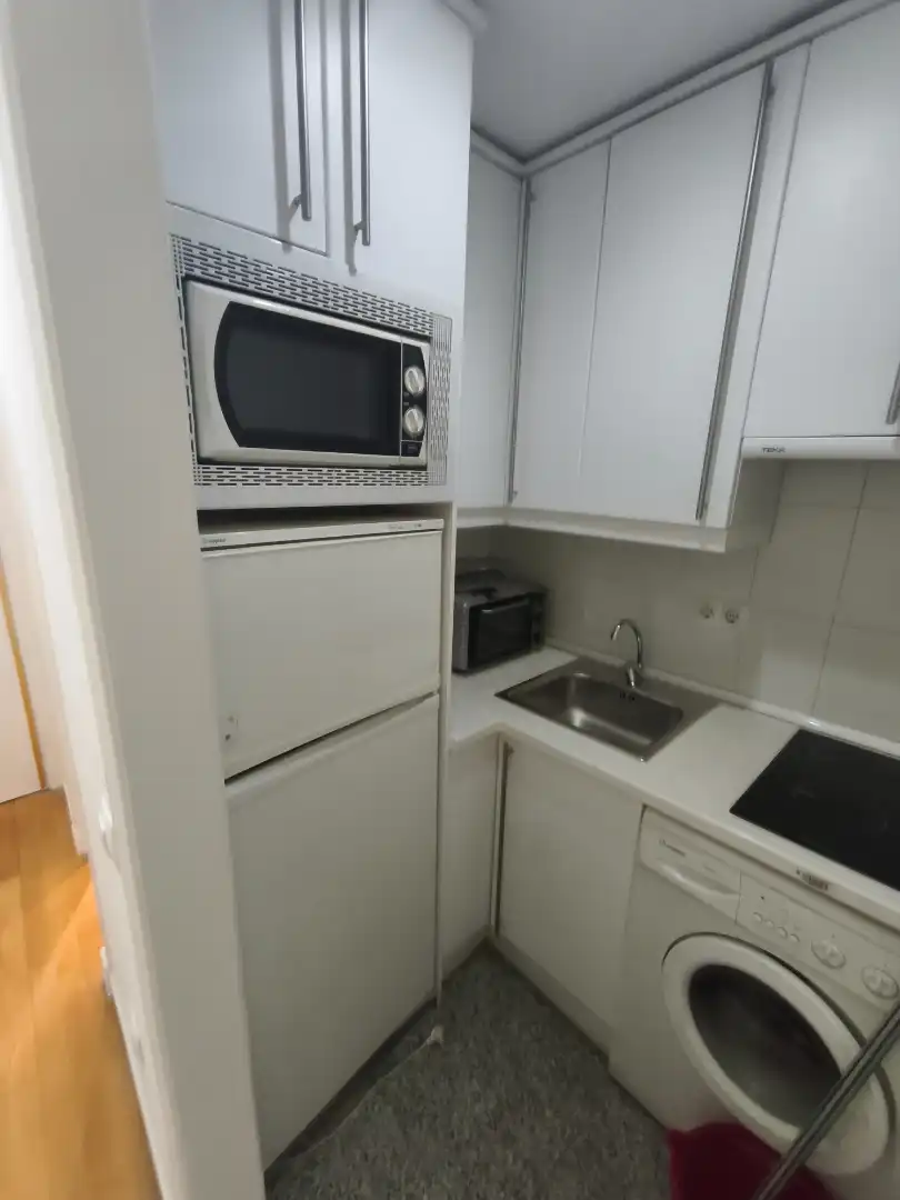 Cuina de Estudi de lloguer en Madrid amb Aire condicionat, Calefacció i Moblat