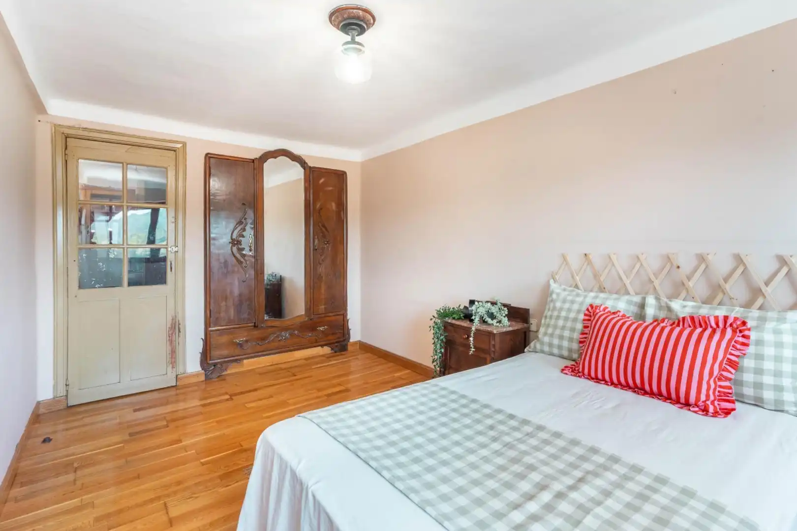 Habitación de Casa o chalet en venta en Sariego con Calefacción, Terraza y Amueblado