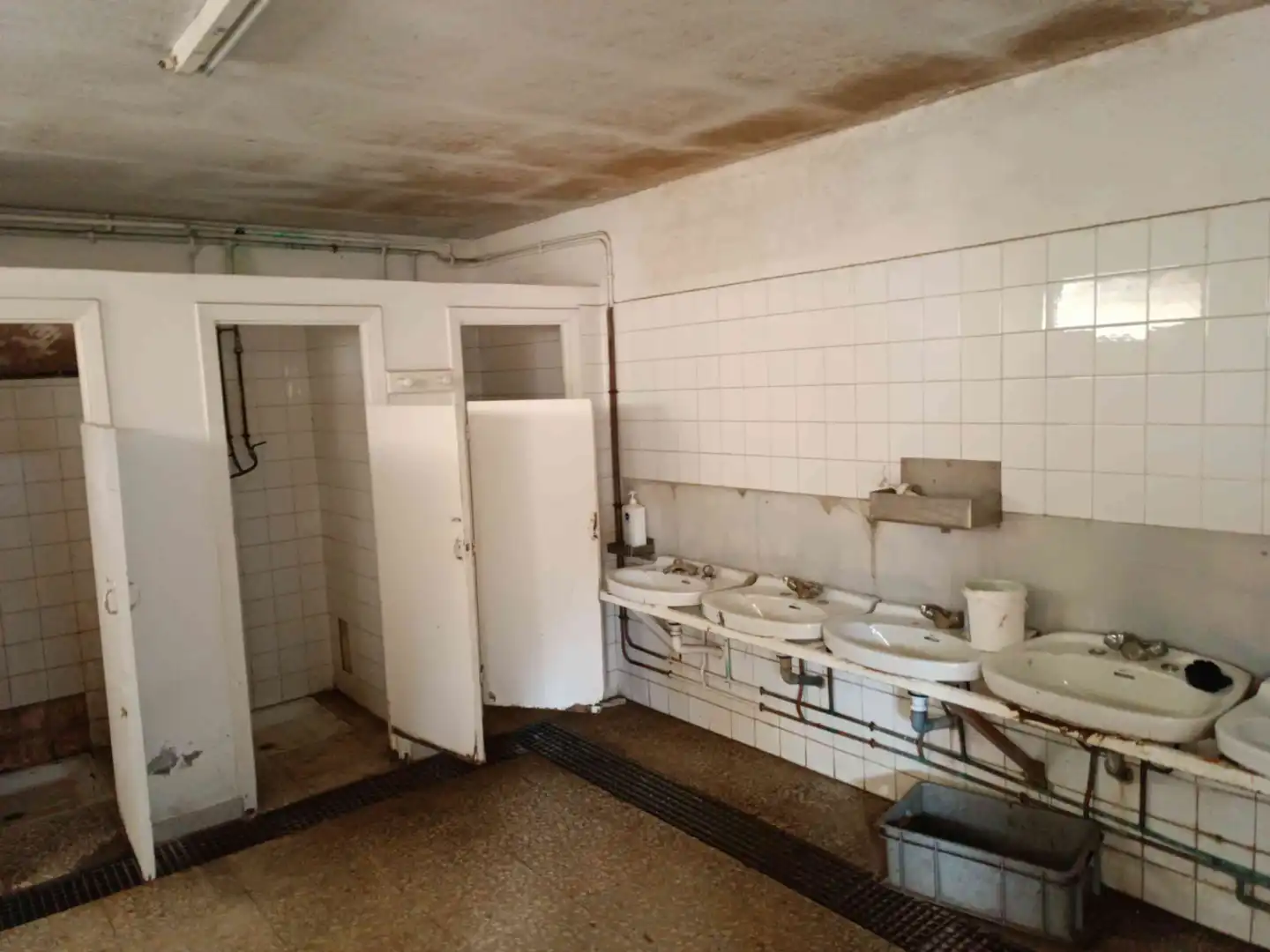 Badezimmer von Fabrikhallen zum Verkauf in Guitiriz