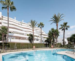 Vista exterior de Pis en venda en Marbella amb Aire condicionat, Jardí privat i Terrassa