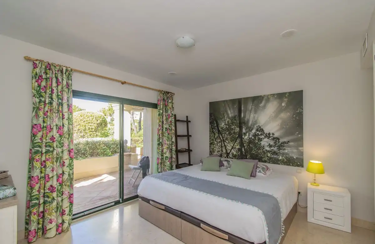 Dormitori de Apartament en venda en Benahavís amb Aire condicionat, Jardí privat i Moblat
