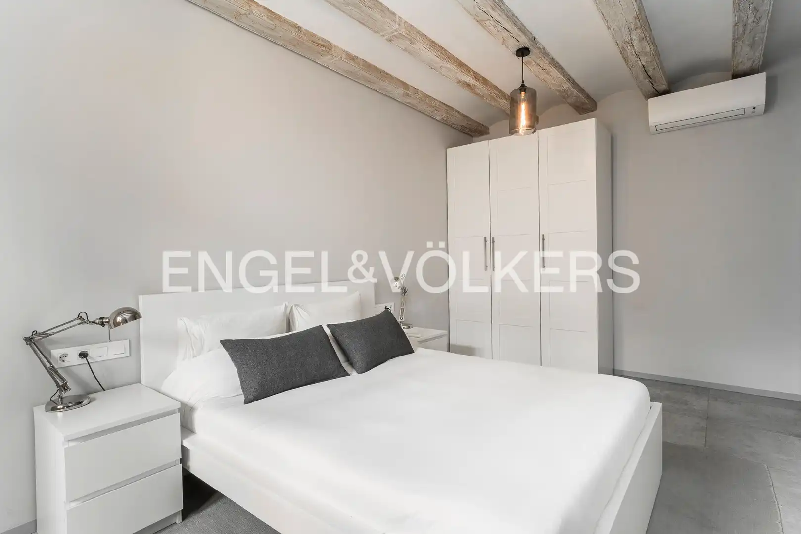 Bedroom of Flat for rent in Barcelona  with Air Conditioner, Heating and Storage room