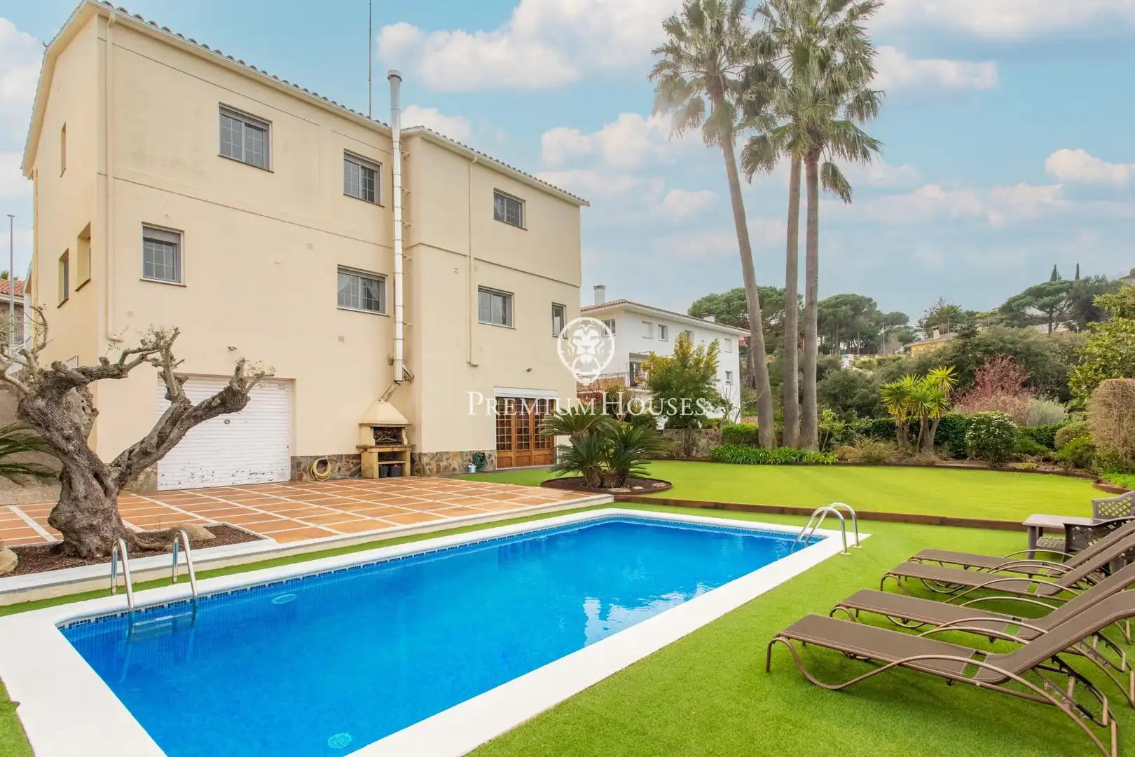 Vista exterior de Casa o xalet en venda en Mataró amb Calefacció, Jardí privat i Parquet