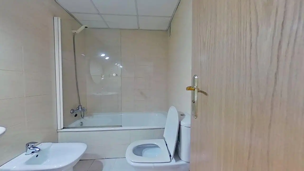 Bathroom of Flat for rent in Madrid  with Air Conditioner, Heating and Private garden