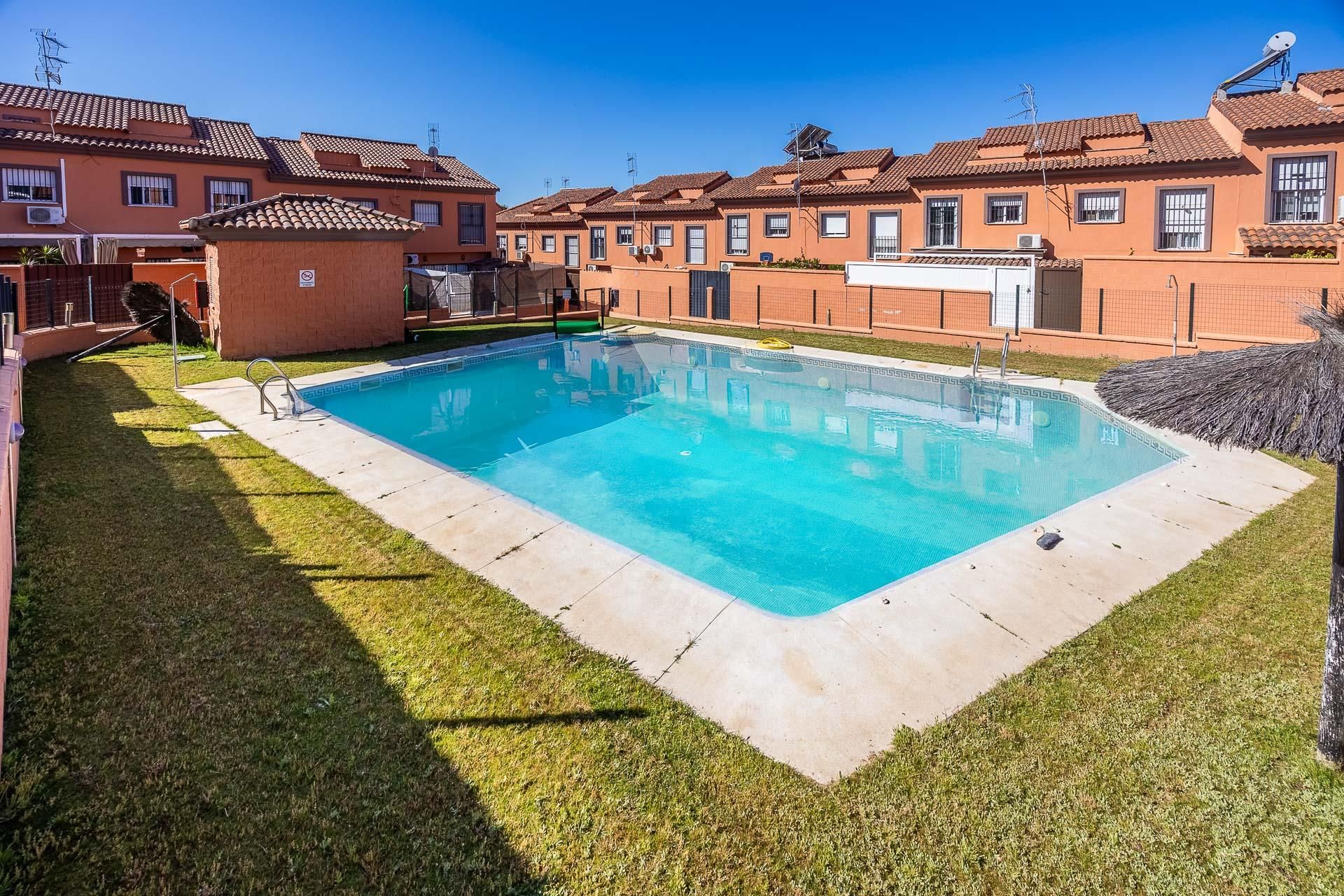 Piscina de Casa adosada en venda en Guillena amb Aire condicionat, Calefacció i Jardí privat